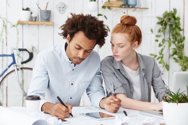 dos colegas creativos trabajando juntos escritorio oficina 273609 14165